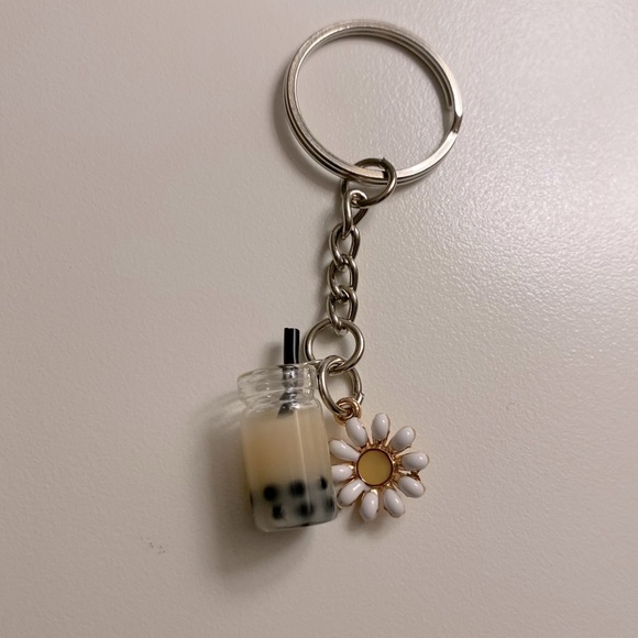 🌟4/$25🌟 White Boba keychain with Cute Flower - Picture 1 of 1